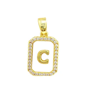 Pendentif rectangulaire doré avec zircons micro-pavés et lettre C pour collier