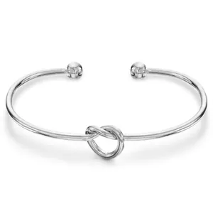 Minimalistisches silbernes Knotenarmband mit poliertem Finish und Kugelenden auf Weiß
