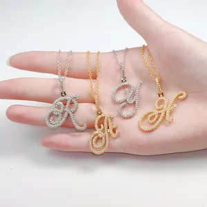 Halskette mit Buchstaben-Anhänger aus Messing und Zirkonia in Gold und Silber
