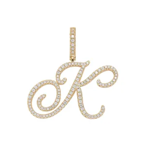 Nahaufnahme des goldenen K-Anhängers mit Zirkonia-Besatz im eleganten Schreibschriftstil