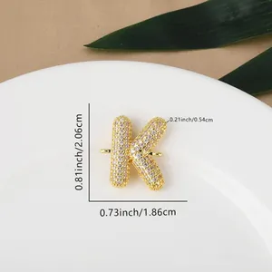 Vue détaillée du pendentif lettre K doré avec zircons et dimensions du produit