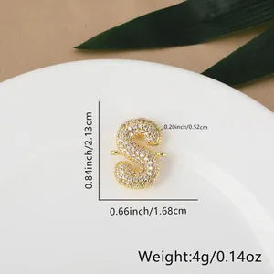 Vue détaillée du pendentif lettre S plaqué or avec zircone pavé et dimensions précises