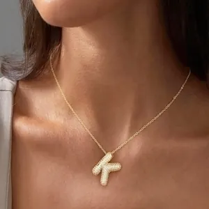 Schicke Goldkette mit K-Initialen-Anhänger und Zirkonia-Mikropavé auf einer feinen Kette