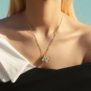 Dettaglio della collana placcata oro 18k con ciondolo a lettera N e motivo leopardato
