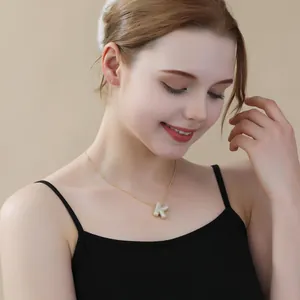 Collana dorata con ciondolo lettera K a bolla e pavé di zirconi scintillanti da donna