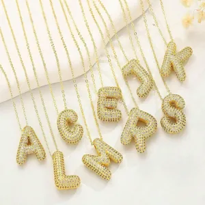 Goldene 3D-Buchstaben-Halsketten mit Zirkon-Besatz auf minimalistischem Display