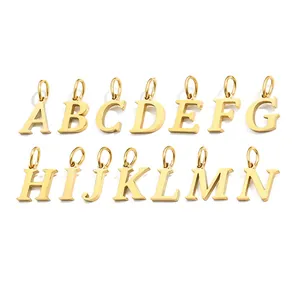 Detailansicht goldener A-N Buchstabenanhänger mit Ösen für DIY-Schmuckherstellung