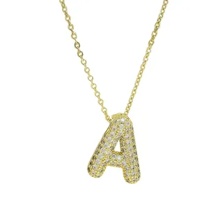 Goldene Kette mit A-Buchstaben-Anhänger und glänzenden Zirkoniasteinen vor weißem Hintergrund