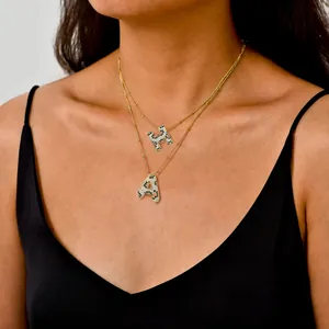 Collana a due strati in oro con ciondoli a lettera M e A con zirconi maculati