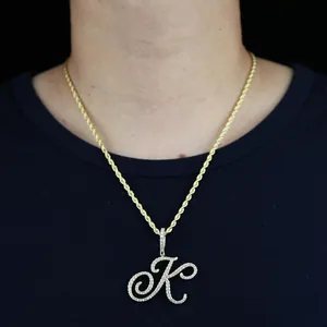 Detail von Hip-Hop-Stil Iced-out Buchstabe K Anhänger an einer goldenen Kordelkette