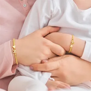 Goldene Perlenarmbänder mit Herz und Buchstaben M und K für Mutter und Kind