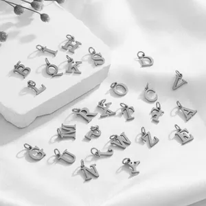 Set mit sechsundzwanzig silbernen Edelstahl-Alphabetanhängern für DIY-Schmuckherstellung
