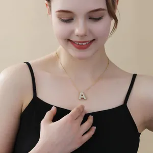 Collana con lettera A a bolla placcata in oro scintillante con zirconi per donna