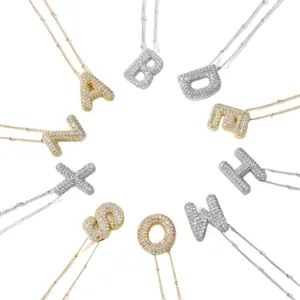 Collana con ciondolo a lettera bubble con pavé di zirconi placcato oro e argento