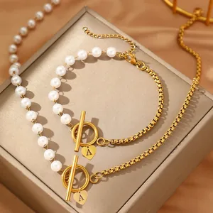 Goldenes Herz-Armband mit Buchstabe A, Perlen und OT-Verschluss auf Schmuckdose