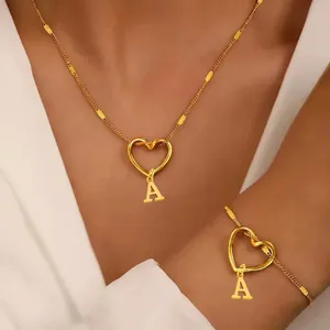 Halskette und Armband Set mit Herzverschluss und Buchstaben A Anhänger in Goldoptik