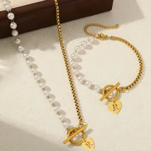 Detail von Perlen-Goldkette-Schmuckset mit R-Herzanhänger und OT-Knebelverschluss am Armband