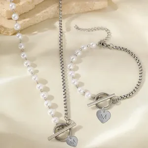 Asymmetrisches Perlen-Schmuckset mit graviertem Herzanhänger 'M' und OT-Verschluss