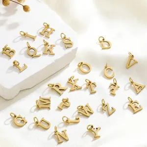 Detailansicht von 26 goldenen Edelstahl-Buchstabenanhängern für DIY-Schmuckherstellung