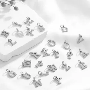 Makroaufnahme aller A-Z Anhänger aus Edelstahl mit poliertem Silber-Finish für Halsketten