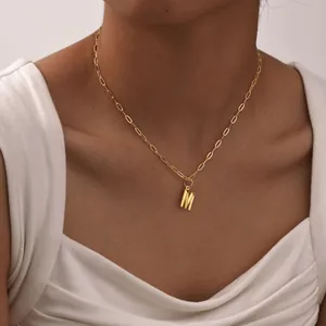 Collier chaîne trombone plaqué or 18 carats avec un pendentif initiale lettre M 3D
