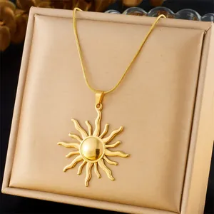 Collana con ciondolo a sole dorato e catena a serpente sottile dal design moderno