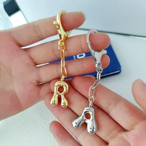 Μπρελόκ με γράμματα μπαλόνι R και A από χρυσό 18K και ασήμι με κούμπωμα καβούρι