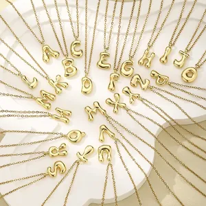 Mollige 18K vergoldete Buchstabenkette mit minimalistischen 3D-Blasen-Initialenanhängern