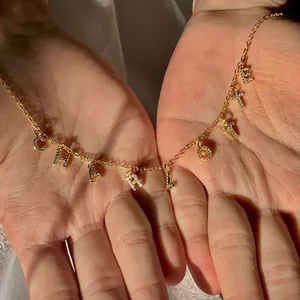Detailansicht einer personalisierten Goldkette mit Buchstaben CHARLOTTE und Kristallbesatz