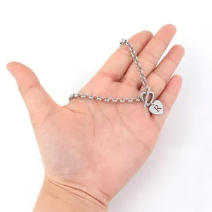 Détail du pendentif cœur argenté avec lettre R gravée sur chaîne à fermoir T
