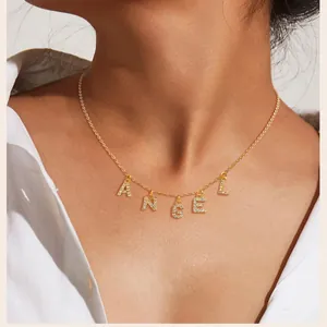 Nahaufnahme der goldenen Halskette mit ANGEL Buchstaben-Anhängern aus Strass