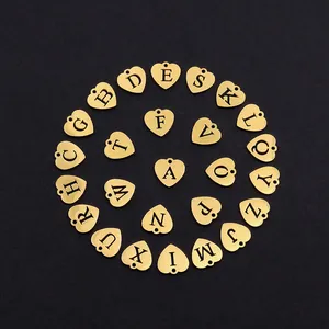 Gros plan de pendentifs alphabet en forme de cœur doré avec lettres de A à Z