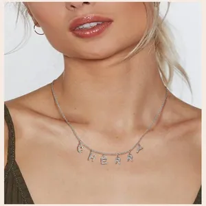 Detail der silbernen CHERRY-Buchstaben-Halskette mit Zirkonia-Mikropavé am Model