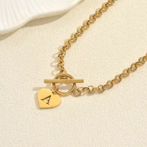 Détail du collier doré avec pendentif cœur lettre A en acier inoxydable et fermoir à bascule