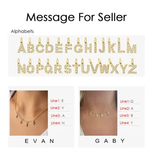 Nahaufnahme der goldnen Buchstaben-Anhänger mit Kristallen für individuelle Namenskette