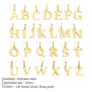 Detalle de 26 colgantes de letras en acero inoxidable color oro, plata y oro rosa