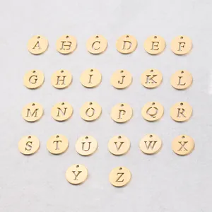Makro-Detail von 26 goldenen hohlen Buchstaben-Anhängern für die Schmuckherstellung