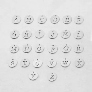 Detailansicht von 26 lasergeschnittenen Edelstahl-Alphabet-Anhängern von A bis Z