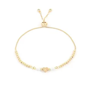 Verstellbares goldenes Perlenarmband mit weißen Perlen und Herzanhänger Buchstabe A