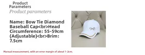Détails de la casquette blanche avec nœud en strass et chaîne métallique sur la visière