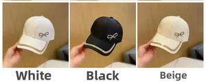 Détails de trois casquettes avec nœuds en strass et bordures ornées de cristaux brillants
