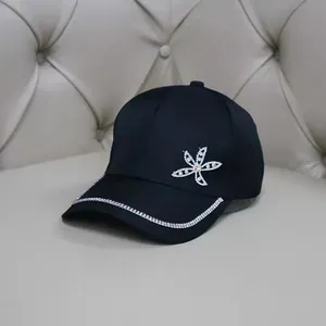 Cappellino da baseball nero con stella di strass e decorazione brillante sulla tesa