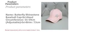 Dettaglio del cappello rosa con farfalla di strass e info sulla misura regolabile