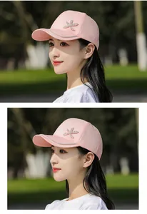 Dettaglio del berretto rosa con fiore di strass e bordo scintillante sulla visiera