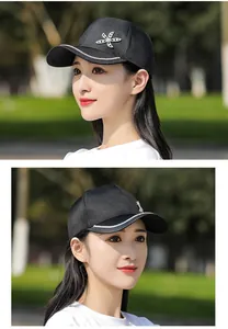 Dettaglio del cappellino nero da baseball con stella marina in strass e fiori brillanti