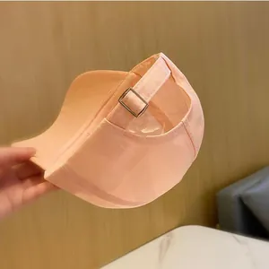 Vue arrière de la casquette rose avec boucle métallique réglable et texture du tissu