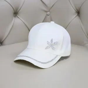 Berretto da baseball bianco da donna con strass a stella marina e visiera parasole elegante