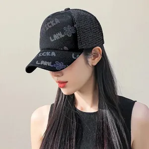 Dettaglio del cappellino da baseball nero traspirante con stampa floreale e lettere argento