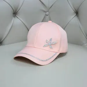 Berretto rosa da donna con libellula di strass e decorazione brillante sulla tesa