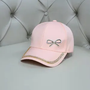 Casquette de baseball rose en satin avec nœud en strass et bordure ornée